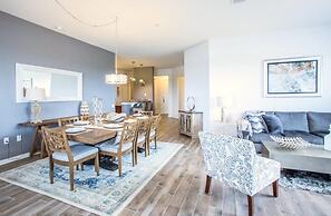 Lakeview Penthouse Elegance 3 Bedroom Condo by RedAwning