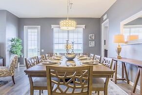 Lakeview Penthouse Elegance 3 Bedroom Condo by RedAwning