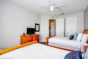 Lake View Nirvana 3 Bedroom Condo by RedAwning