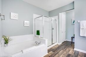 Lake View Nirvana 3 Bedroom Condo by RedAwning