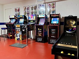 3 Bed Pool Home With Video Arcade Games 3 Bedroom Home