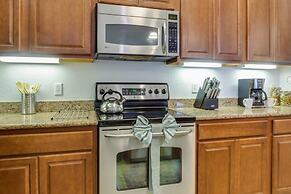 Penthouse Utopia 3 Bedroom Condo by RedAwning