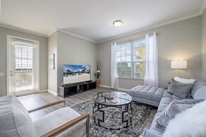 Vista Cay Lakeview Elysium 3 Bedroom Condo by RedAwning