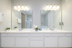 Vista Cay Lakeview Elysium 3 Bedroom Condo by RedAwning