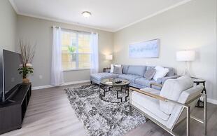 Vista Cay Lakeview Elysium 3 Bedroom Condo by RedAwning