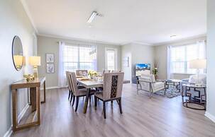 Vista Cay Lakeview Elysium 3 Bedroom Condo by RedAwning