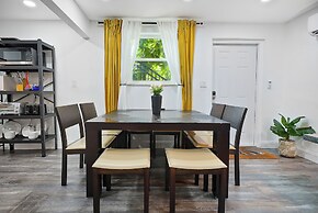 4 to 14 Guests 2 Kitchens Deco Retreat BBQ Patio