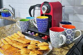 4 to 14 Guests 2 Kitchens Deco Retreat BBQ Patio