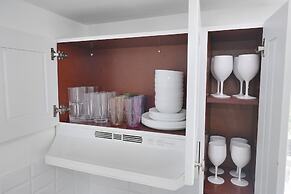 4 to 14 Guests 2 Kitchens Deco Retreat BBQ Patio