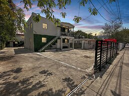 4 to 14 Guests 2 Kitchens Deco Retreat BBQ Patio