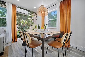 4 to 14 Guests, 2 Kitchens, Jungle Retreat BBQ Patio