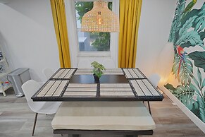 4 to 14 Guests, 2 Kitchens, Jungle Retreat BBQ Patio