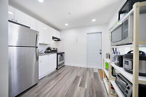 4 to 14 Guests, 2 Kitchens, Jungle Retreat BBQ Patio