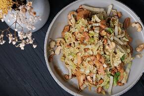 Boni Beach Hotel & Restaurant