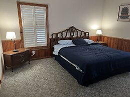 Delta Queen Lodge Bar Restaurant