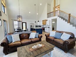 Amazing Lake House With Beach Access 4 Bedroom Home by RedAwning