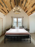 Amazing Lake House With Beach Access 4 Bedroom Home by RedAwning