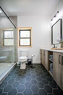 Amazing Lake House With Beach Access 4 Bedroom Home by RedAwning