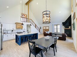 Amazing Lake House With Beach Access 4 Bedroom Home by RedAwning