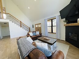 Amazing Lake House With Beach Access 4 Bedroom Home by RedAwning