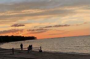 Amazing Lake House With Beach Access 4 Bedroom Home by RedAwning