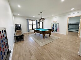 Amazing Lake House With Beach Access 4 Bedroom Home by RedAwning