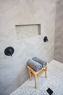 Amazing Lake House With Beach Access 4 Bedroom Home by RedAwning