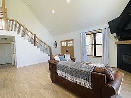 Amazing Lake House With Beach Access 4 Bedroom Home by RedAwning