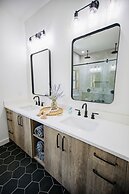 Amazing Lake House With Beach Access 4 Bedroom Home by RedAwning