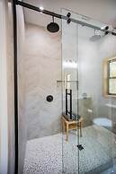 Amazing Lake House With Beach Access 4 Bedroom Home by RedAwning