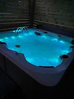 Amazing Lake House With Beach Access 4 Bedroom Home by RedAwning