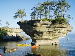 Amazing Lake House With Beach Access 4 Bedroom Home by RedAwning