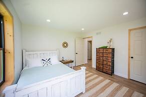 Amazing Lake House With Beach Access 4 Bedroom Home by RedAwning