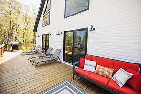 Amazing Lake House With Beach Access 4 Bedroom Home by RedAwning