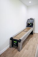 Amazing Lake House With Beach Access 4 Bedroom Home by RedAwning