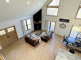 Amazing Lake House With Beach Access 4 Bedroom Home by RedAwning