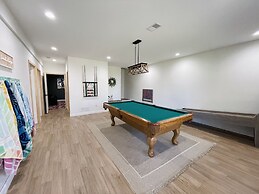 Amazing Lake House With Beach Access 4 Bedroom Home by RedAwning