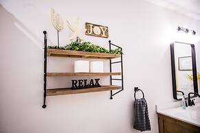 Amazing Lake House With Beach Access 4 Bedroom Home by RedAwning