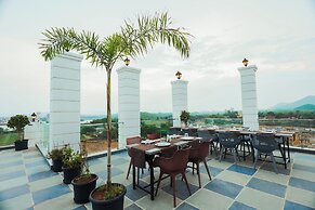 Lake View Hotel Revaas