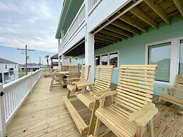 On Deck 4 Bedroom Home by RedAwning