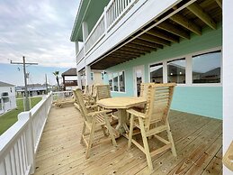 On Deck 4 Bedroom Home by RedAwning