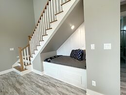 On Deck 4 Bedroom Home by RedAwning