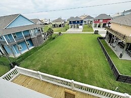 On Deck 4 Bedroom Home by RedAwning