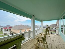 On Deck 4 Bedroom Home by RedAwning