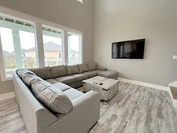 On Deck 4 Bedroom Home by RedAwning