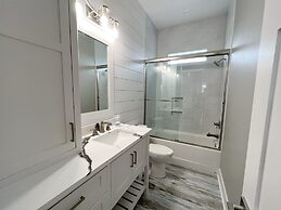 On Deck 4 Bedroom Home by RedAwning