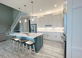 On Deck 4 Bedroom Home by RedAwning