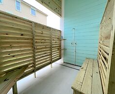 On Deck 4 Bedroom Home by RedAwning