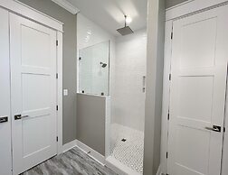 On Deck 4 Bedroom Home by RedAwning