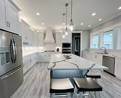 On Deck 4 Bedroom Home by RedAwning